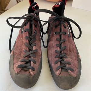 5.10 women’s/ youth climbing shoes
